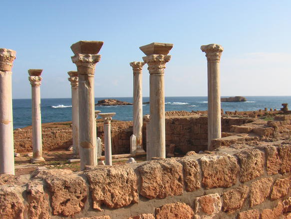 آثار أبولونيا المطلة على البحر في ليبيا